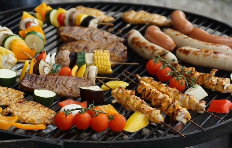 Grillszezon borokkal: Tavaszi–nyári ajánlataink a Vörös és Fehér Borwebshoptól